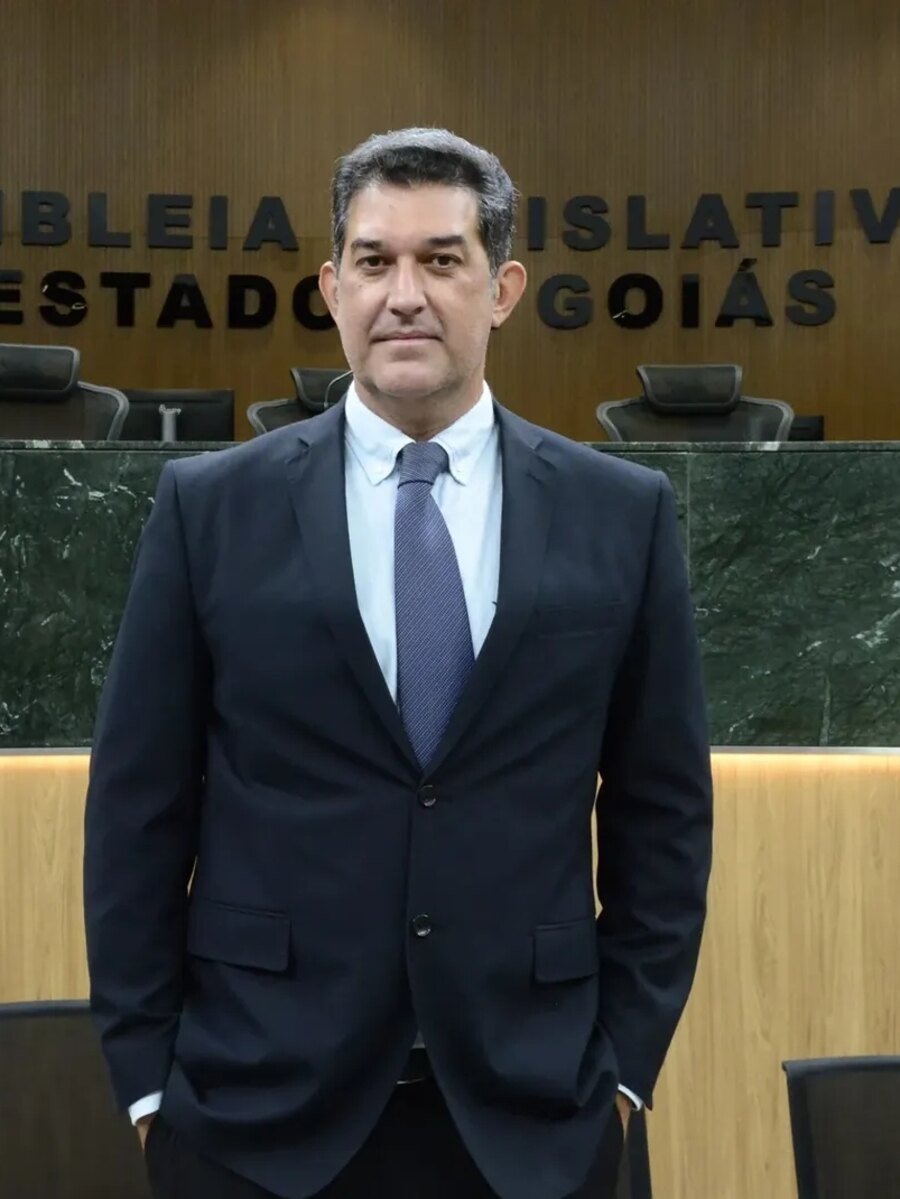 Dr. Helion Mariano da Silva no plenário da Assembleia Legislativa do Estado de Goiás